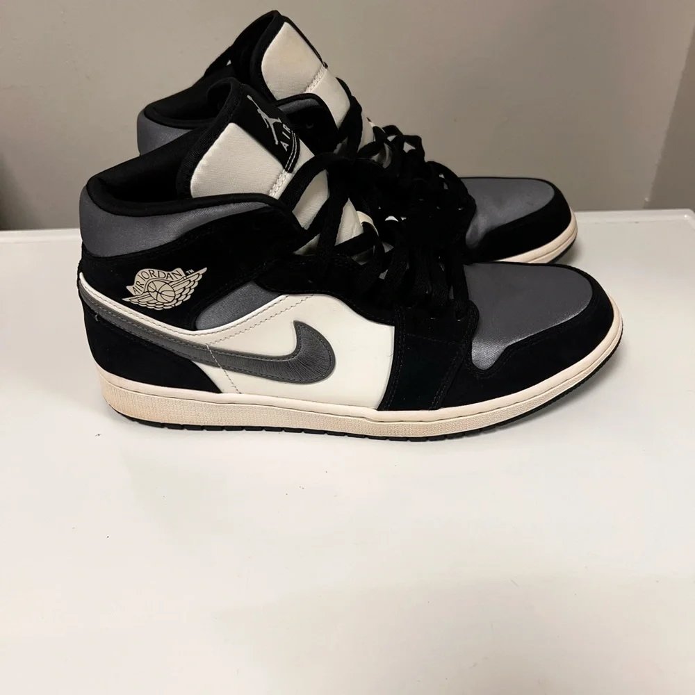 Used air Jordan mid SE satin smoke gray